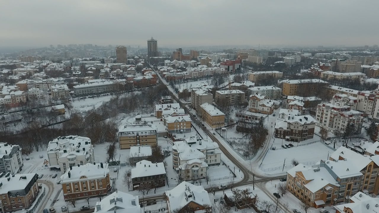 Кировская область принимает участие в новых национальных проектах «Молодежь и дети» и «Семья».   В региональном правительстве говорят: в планах масштабная работа по улучшению инфраструктуры в сфере образования и воспитания. В том числе, капитальный ремонт школ и детских садов, а также учебных корпусов и общежитий колледжей. Кроме того, общеобразовательные организации будут оснащены необходимым оборудованием.  Мероприятия нацпроектов также охватывают деятельность советников директоров по воспитанию и работу с детскими объединениями.