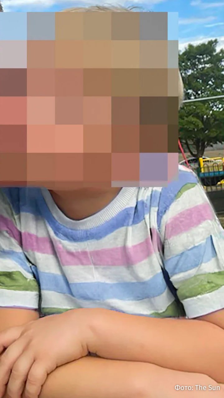 В сумке шестилетнего мальчика из Британии нашли 14 кг наркотиков — его задержали маврикийские таможенники. Как пишет The Sun, мальчика-"контрабандиста" задержали вместе с его матерью, отчимом и еще пятерыми британцами при попытке провезти на тропический остров "колоссальные 161 килограмм каннабиса". Наркотик был упакован в несколько чемоданов и сумок. Одна из них и принадлежала мальчику. В общей сложности группа, c которой малыш прилетел на Маврикий, пыталась провезти наркотиков на 2,2 миллиона долларов. В сумке у матери мальчика нашли 17 кг каннабиса. В нелегальном "багаже" британцев обнаружили также 11 маячков Apple AirTag — группа, вероятно, была частью организованной преступной сети. Мальчик, который понятия не имел о содержимом своей сумки, уже вернулся в Великобританию вместе со своим отцом, который приехал его забрать. Власти Маврикия назвали бесчеловечным использование ребенка в "дерзком заговоре". На первом фото — мальчик, в сумке которого нашли наркотики, на втором — британки, также задержанные при попытке провезти вещества на Маврикий Буст Отправить новость