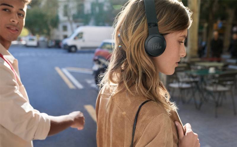 МегаФон россияне стали активно переходить на полноразмерные наушники из за моды на 90 е По данным МегаФона за девять месяцев 2025 года продажи полноразмерных и накладных наушников в объединённой розничной сети МегаФон и Yota выросли в 4 7 раза по сравнению с аналогичным периодом прошлого года ТОП 3 самых продаваемых брендов в салонах и интернет магазине МегаФона  собственный бренд Stellarway  Marshall  JBL Рост интереса к большим наушникам эксперты объясняют модой на 90 е и улучшенной системой шумоподавления Чаще всего полноразмерные модели покупают в Москве и Подмосковье Санкт Петербурге Башкирии Краснодарском крае Свердловской области Татарстане Красноярском крае Якутии Нижегородской области и Югре   www iphones ru 1342912 новости iphonesru