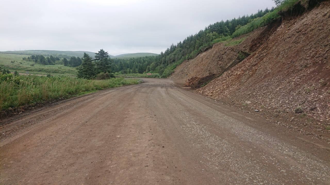 В Томаринском районе расчистили участок дороги, на который сползла сопка По уточненным данным минтранса региона, из-за сильных порывов ветра оползень сошел на 153-м километре автодороги Невельск - Томари - аэропорт Шахтерск. - Подрядная организация АО "Углегорское ДРСУ" оперативно организовала расчистку автодороги от деревьев и земляных масс. На данный момент работы выполнены, проезд обеспечен по всей ширине проезжей части, - прокомментировал первый замминистра транспорта и дорожного хозяйства Эдуард Ри.