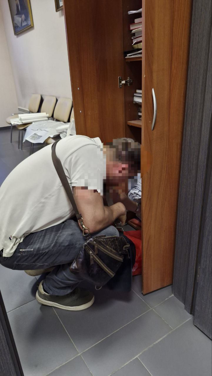 Сотрудники Центра "Э" начали с кабинета первого секретаря Липецкого обкома КПРФ Н.В. Разворотнева.   Из обкома изымают компьютеры, карты памяти и документы.  Санкции суда нет.