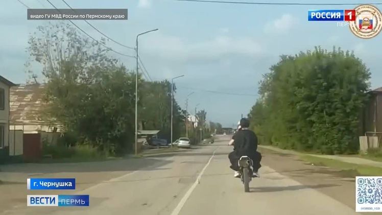 В Чернушке полицейские провели рейд после массового заезда подростков на питбайках В Чернушке проведено рейдовое мероприятие по контролю за соблюдением правил дорожного движения водителями мототранспорта, в частности несовершеннолетними. Об этом сообщили в Госавтоинспекции Прикамья. Напомним, ранее местные жители опубликовали видео, как несколько десятков подростков на питбайках проехались по улицам города, нарушая правила дорожного движения. По результатам рейда задержано 12 единиц мототранспорта, пресечено 17 нарушений правил дорожного движения, в отношении 11 родителей законных представителей зарегистрированы административные материалы по статье 5.35. КоАП РФ. В Госавтоинспекции отметили, что все кто управлял мототранспортом — дети в возрасте от 13 до 16 лет.