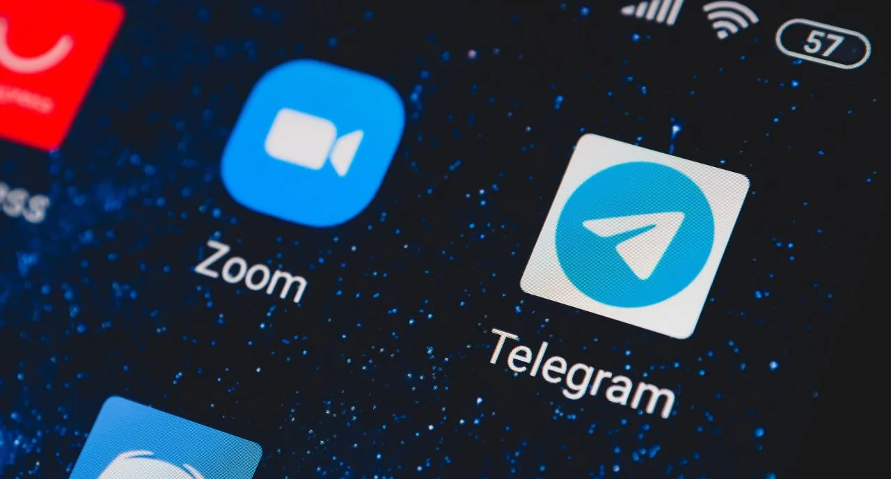 Британский медиарегулятор начал расследование в отношении Telegram 21 апреля регулятор Ofcom заявил о начале расследования в отношении мессенджера Telegram на предмет распространения материалов запечатлевающих сексуальное насилие над детьми Согласно закону работающие в Великобритании сервисы обязаны иметь системы которые запрещают доступ к детской порнографии и другому незаконному контенту Кроме того у них должны быть механизмы позволяющие бороться с его распространением В случае выявления нарушений на Telegram может быть наложен штраф в размере до 18 млн фунтов или 10 от глобальной выручки Представители Telegram отвергают обвинения Ofcom В заявлении компании говорится что передовые алгоритмы мессенджера предотвращают публичное распространение детской порнографии еще с 2018 года В марте Ofcom и Управление британского комиссара по информации Information Commissioner s Office ICO призвали цифровые платформы внедрить более жесткую проверку возраста для пользователей младше 13 лет Вскоре после этого компания Apple ввела подтверждение возраста на устройствах пользователей в Великобритании Тем временем правительство проводит общественные консультации по поводу запрета соцсетей детям младше 16 лет