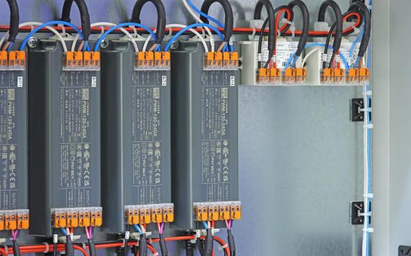 Инвесторы попросили приостановить размещение облигаций Электрорешения Ассоциация владельцев облигаций АВО обратилась в Банк России и Московскую биржу с просьбой приостановить размещение нового выпуска облигаций ООО Электрорешения бренд EKF запланированное на 7 октября В чем суть претензий   эмитент с опозданием опубликовал консолидированную отчетность МСФО за 2024 год только 2 октября вместо установленных 120 дней   по мнению АВО эта задержка дает инвесторам право требовать досрочного погашения первого выпуска облигаций на 1 млрд   в опубликованной с опозданием отчетности нет данных о крупной налоговой претензии ФНС на 2 05 млрд Позиция эмитента и ПВО Электрорешения и представитель владельцев облигаций ПВО считают что нарушения нет Их аргументы   для дефолта должно было быть нарушено условие по обеим формам отчетности МСФО и бухгалтерской одновременно   бухгалтерская отчетность была опубликована вовремя а значит оснований для досрочного погашения нет   www rbc ru quote news 68dfa0f19a7947c530015937 Подписаться на Сам ты инвестор