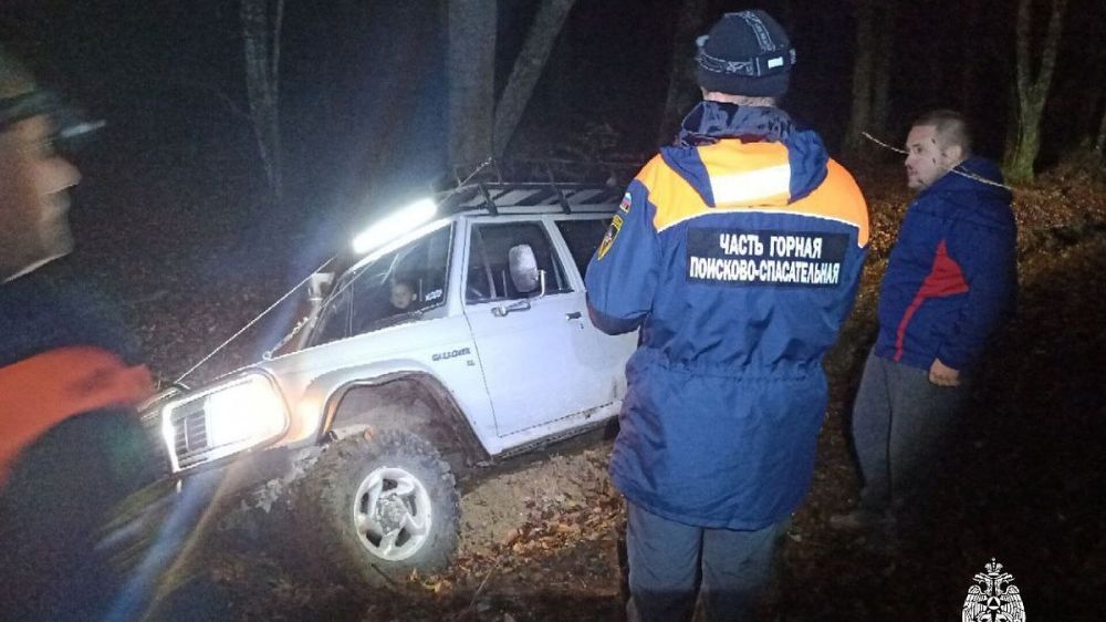 Под Бахчисараем спасли мужчину и его сына, застрявших на внедорожнике ⁠ В Бахчисарайском районе спасли мужчину и его сына, застрявших на внедорожнике. Об этом сообщили в пресс-службе крымского главка МЧС.  Инцидент произошел в Куйбышево. Мужчина и сын выехали на внедорожнике на прогулку. Выбраться из леса самостоятельно они не смогли. На место отправились спасатели. Они нашли туристов через два часа. Отца и сына обнаружили в Богатом ущелье. Их доставили в ближайший населенный пункт – село Ходжа-Сала.  «Медицинская помощь не понадобилась», – отметили в МЧС.  В ведомстве добавили, что всего к операции привлекли пять человек личного состава и одну единицу техники....  Подробнее>>>