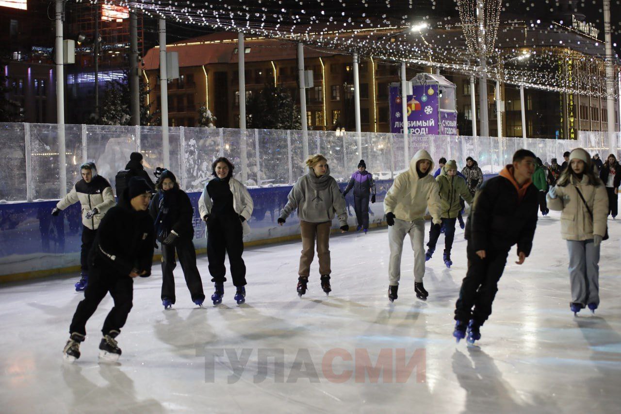 Губернский каток в Туле откроется 5 декабря Бесплатный каток начнет работу на площади Ленина 5 декабря Это уже девятый сезон для ледового объекта Для посетителей подготовят два ледовых поля для взрослых и детей На открытии выступят фигуристка Ирина Слуцкая и пройдет мастер класс по хоккею Также ожидается приезд команды Романа Ротенберга В течение сезона на катке будут проходить мастер классы по фигурному катанию и хоккейные матчи Все услуги остаются бесплатными 1  2   Подпишись на новости
