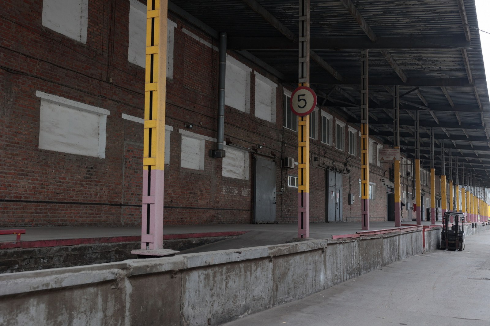 В донской столице приступили к строительству крупнейшего на юге страны роботизированного склада для хранения и сортировки грузов Логистический центр планируют возвести до 2027 года Стоимость проекта 700 миллионов рублей Площадь нового объекта более 2 тысяч квадратных метров высота 30 метров Здание позволит разместить еще 10000 паллетомест Управлять системой будут с помощью отечественного программного обеспечения Фото правительство Ростовской области Вести Дон Telegram MAX