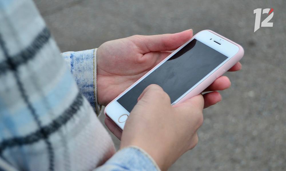 Мошенники обманули 13 летнего мальчика представившись заместителем директора школы Сначала подростку позвонили якобы из школы и сообщили что в базе данных учеников вносятся изменения для подтверждения педагог попросил код из СМС Затем последовала серия звонков сотрудник Госуслуг заявил о подозрительной активности позже подключились Росфинмониторинг и ФСБ убеждая что деньги семьи якобы переводятся на Украину и это грозит уголовной ответственностью Далее мошенники по видеосвязи заставили мальчика показать ценные вещи дома собрать их в коробку и отправить посылкой он упаковал пять часов четыре золотых кольца две пары серёг Отец вовремя заметил пропажу оперативно прибыл в офис транспортной компании и успел отменить отправку По делу проводится следствие Подписывайтесь на 12 канал в МАХ