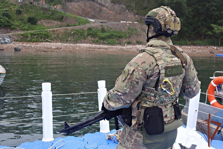 Сотни килограммов водных биоресурсов, добытых незаконным способом, изъяты при содействии Росгвардии в рамках первого этапа операции «Путина-2025» в Хабаровском крае.    Комплекс профилактических мероприятий по пресечению браконьерства на водоёмах проходил во взаимодействии с сотрудниками МВД России. Результатом рейда при силовой поддержке ОМОН Росгвардии стало возбуждение 55-ти уголовных дел, в том числе по факту незаконной добычи рыбы краснокнижных видов.    В ходе ОПМ правоохранители обнаружили более 400 кг незаконно выловленных осетровых и около 300 кг икры. Также у нарушителей изъято 26 единиц автомобильного и водного транспорта.    В естественную среду обитания выпущено 23 экземпляра осётра – особо ценной породы рыбы, занесённой в Международную Красную книгу как находящуюся под угрозой исчезновения.
