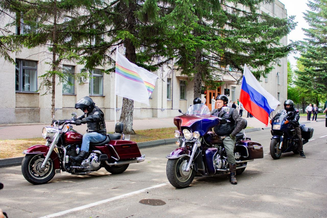 Акция в поддержку донорства костного мозга прошла в Биробиджане В областном центре состоялась Всероссийская эстафета факела «Огонь жизни», направленная на привлечение внимания к донорству костного мозга. Биробиджан стал 47-м городом, принявшим эстафету, которая охватывает все регионы страны. В мероприятии приняли участие 10 факелоносцев от области, в том числе Ольга Дворянкина – первая жительница региона, ставшая донором костного мозга. В рамках акции в регистр доноров костного мозга вступили 25 человек. — хорошая акция — как вступить? livebir VK livebir OK