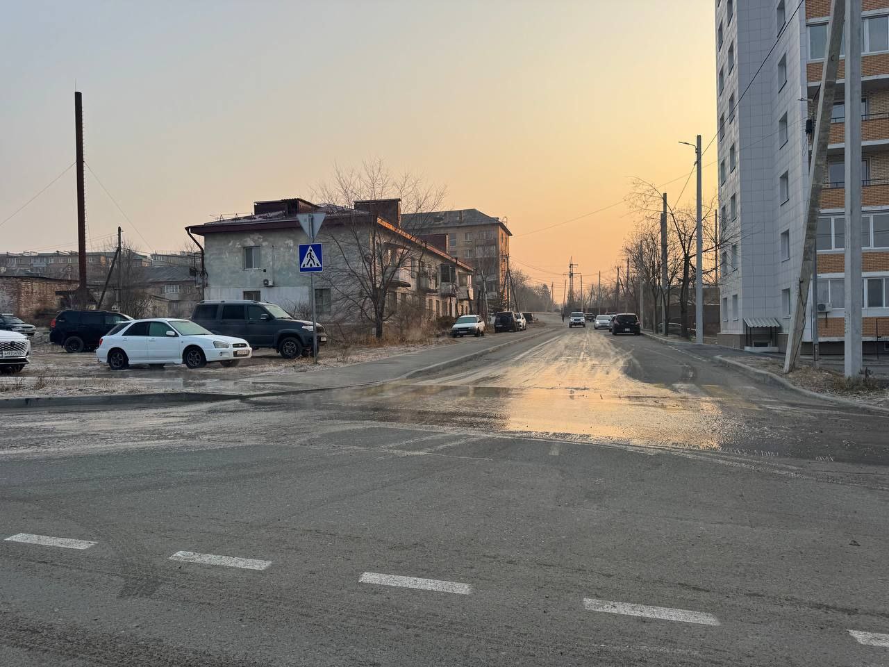 Жители Артёма жалуются на стабильный гололёд из за течи у дома 9 по улице Берзарина Как утверждают жители Артёма из года в год повторяется одна и та же неприятная ситуация То с одной стороны в районе дома по улице Берзарина 9 вода ручьями разливается по проезжей части то с другой что приводит к образованию гололёда Печальная стабильность Возможно причина кроется в устаревших инженерных сетях оставшихся со времён Советского Союза