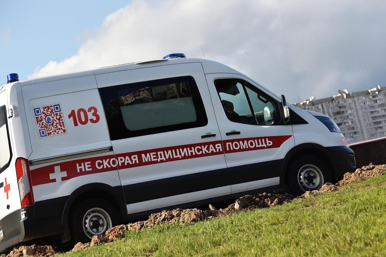 В Байкальске уволились все врачи скорой помощи и теперь 12 7 тысячи жителей ждут бригаду из соседнего города В местной поликлинике осталось только два педиатра рожениц отправляют рожать за полчаса езды а медики уходят из за задержек зарплат и отсутствия жилья Жительнице Елене которая ждала скорую для отца четыре часа диспетчер перезвонил с вопросом Скорая ещё нужна