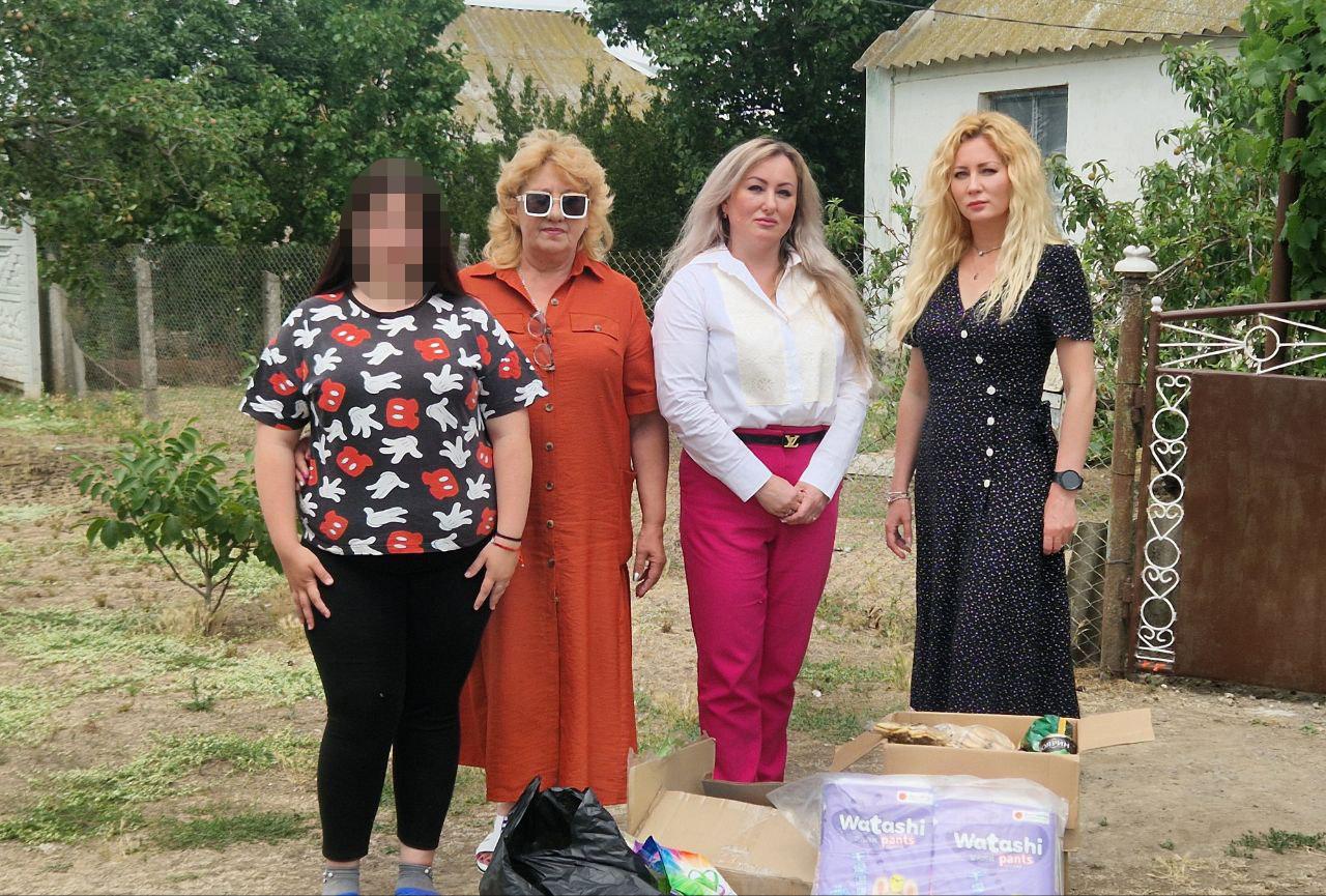 В Скадовском районе оказали помощь молодой маме Заместитель главы администрации Скадовского муниципального округа Людмила Козлова совместно с сотрудниками социального и гуманитарного отдела осуществила передачу гуманитарной помощи роженице, находящейся в сложной жизненной ситуации. Продуктовый набор и памперсы были предоставлены жительнице муниципального округа артиллерийским дивизионом «Маныч», командиром реактивной батареи «Елец» с позывным «АрА» город Елец , а также главным гуманитарным штабом Херсонской области. «Благодарю всех, кто принял участие. Этот поступок показывает лучшие качества русского народа — готовность помогать тем, кто оказался в беде», - отметил Глава Скадовского округа Александр Дудка. #Помощь