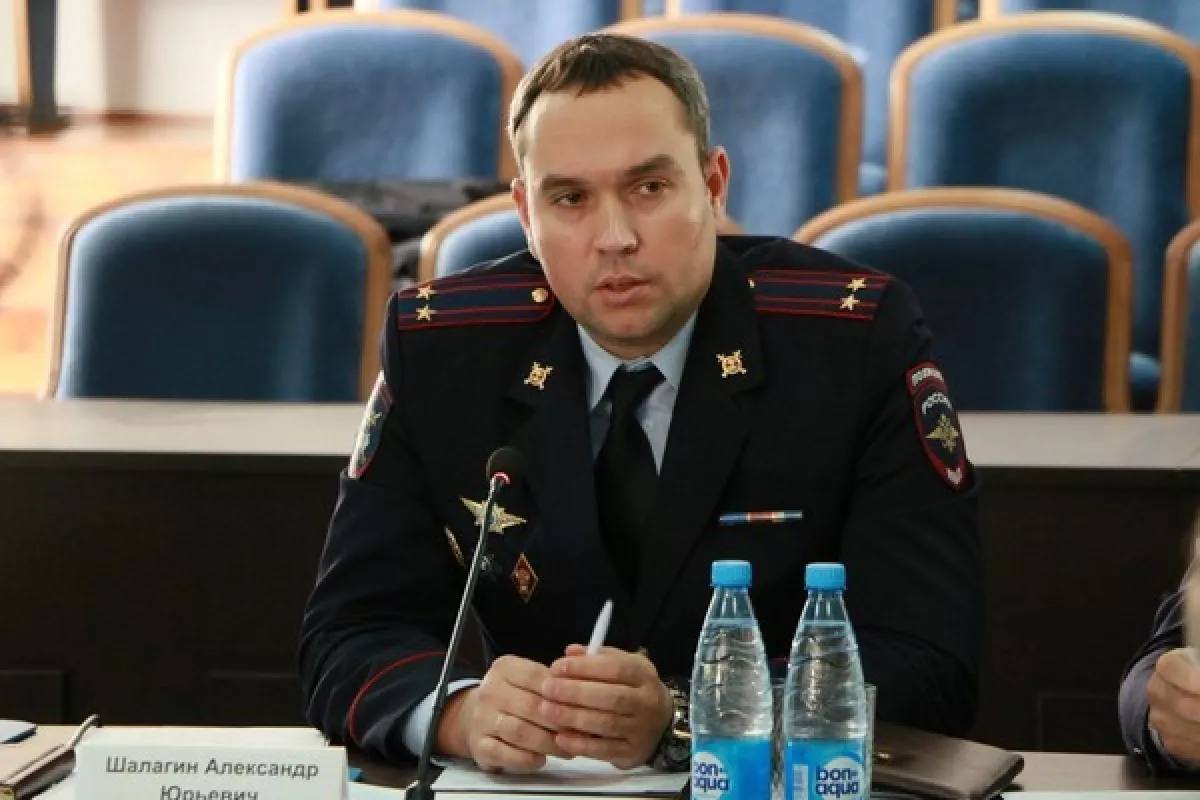 Сотрудникам ГАИ Северной Осетии представили нового начальника По данным «Сапы», Александр Шалагин назначен начальником Госавтоинспекции Северной Осетии. Сегодня утром глава МВД представил его личному составу. Александр Шалагин родился в 1981 году в Армавире. Окончил Северо-Кавказский государственный технический университет. В органах внутренних дел работает около 20 лет. Ранее Шалагин занимал пост заместителя начальника управления ГИБДД по Астраханской области и был начальником Госавтоинспекции по Дагестану. Крылья