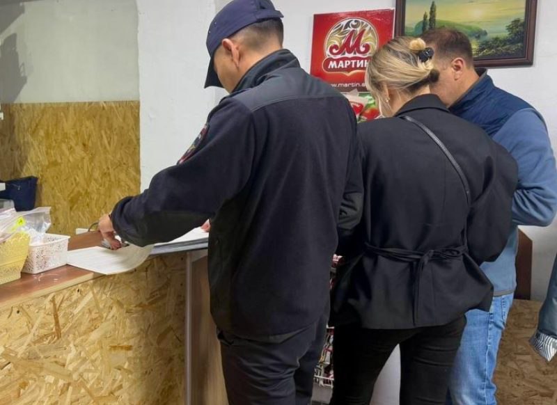 В Улан Удэ оштрафуют Белку Стрелку и Синего кита Недавно сотрудники Минпромторга и МВД проверили в столице Бурятии заведения где торгуют выпивкой Без нарушений не обошлось Так в баре Белка на улице Коммунистическая не соблюдали правила продажи алкоголя и технические регламенты В соседнем баре Стрелка тоже нарушали правила продажи Кроме того оборот спиртного в первой рюмочной осуществлялся без сопроводительных документов а во второй без соответствующей лицензии Ещё в одном баре Синий Кит на проспекте Строителей приторговывали горячительными напитками на вынос В Эскобаре на улице Кирова велась торговля алкогольной продукцией хотя рядом находится образовательное учреждение и потому продавать спиртное нельзя Ранее отсюда уже изымали и уничтожали алкоголь но заведение продолжает работать просто меняя владельцев рассказали в министерстве