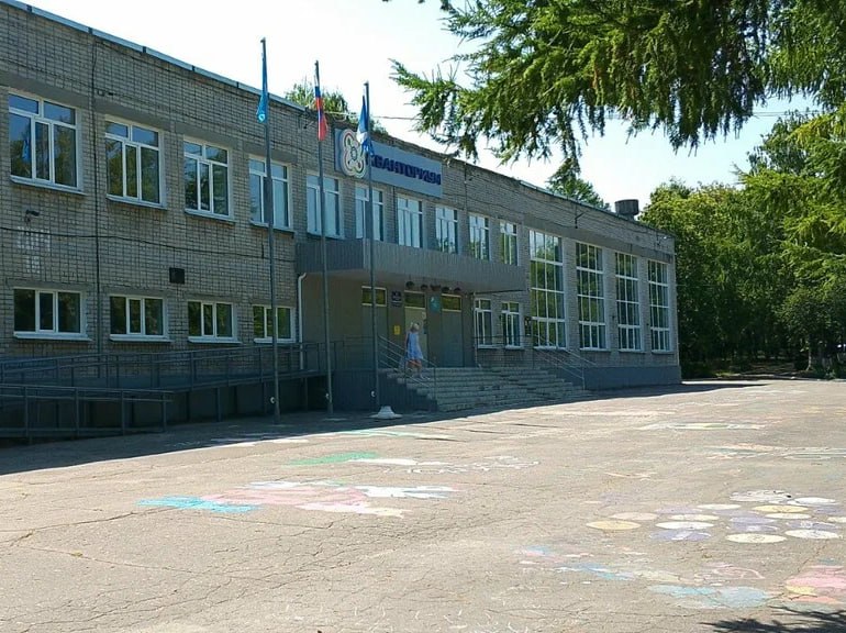 Вспышка кишечной инфекции привела к временному закрытию школы в Железнодорожном районе Пять учеников гимназии 30 обратились за медпомощью с симптомами острой кишечной инфекции двое из них госпитализированы По итогам заседания санитарно противоэпидемической комиссии было решено временно приостановить деятельность гимназии с 31 октября а также провести в школе противоэпидемические мероприятия и усилить контроль за работой пищеблока сообщили в министерстве здравоохранения Ульяновской области За больными детьми оказывается медицинская помощь за контактными лицами установлено наблюдение Подписаться на chpulsk Мы в MAX