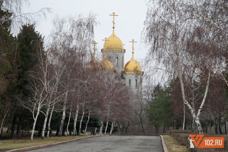 Памятник архимандриту Кириллу установят у храма на Мамаевом кургане  В Москве презентовали проект памятника известному старцу, духовнику Свято-Троицкой Сергиевой Лавры и трех русских Патриархов архимандриту Кириллу  Павлову , который хотят установить к 80-летию Великой Победы у храма Всех Святых на Мамаевом кургане в Волгограде. Об этом, как передает V102.RU, сообщает Волгоградская епархия.  Красноармеец Иван Дмитриевич Павлов, будущий архимандрит Кирилл, духовник Свято-Троицкой Сергиевой Лавры и трех русских Патриархов во время Великой Отечественной войны командовал взводом при обороне Сталинграда. Затем участвовал в боях в Венгрии, закончил войну в Австрии. Став священнослужителем он вспоминал, что именно в Сталинграде произошло его духовное перерождение. Архимандрит Кирилл  Павлов  в феврале 2017 года был погребен на территории Лавры за алтарем церкви Святого Духа. Подробнее