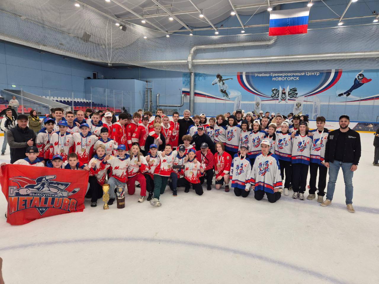 Три нижегородские команды поднялись на пьедестал почета по итогам Суперфинала Всероссийских соревнований юных хоккеистов «Золотая шайба» Суперфинал Всероссийских соревнований юных хоккеистов «Золотая шайба» завершился 18 мая в подмосковном городе Химки на ледовой арене учебно-тренировочного центра «Новогорск», который является базой подготовки сборных команд России. Впервые Нижегородскую область в суперфинале представляли сразу три команды - нижегородские «Красные крылья» 2008-2009 г.р. и «Юность» 2010-2011 г.р. , а также команда «Металлург» 2012-2013 г.р. из Выксы. По итогам суперфинала в своих возрастных категориях команды «Металлург» и «Красные крылья» стали победителями, а «Юность» с минимальной разницей в одну шайбу уступила в матче с будущим чемпионом из Ярославля и завоевала «серебро». «Золотая шайба» - один из самых знаковых и массовых турниров в детско-юношеском хоккее. Три наши команды достойно представили Нижегородскую область в суперфинале и завоевали два комплекта золотых и один комплект серебряных медалей - это результат большого совместного труда спортсменов и тренеров. Гордимся нашими юными хоккеистами и их наставниками! Спасибо за любовь к спорту и стремление к победе!» – поздравил спортсменов и их тренеров министр спорта Нижегородской области Дмитрий Кабайло. Так держать!