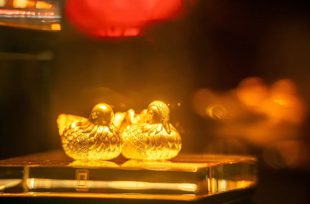 Китай отменяет налоговые льготы на золото что негативно сказывается на ключевом рынке драгоценных металлов   Китай отменяет давнюю налоговую льготу на золото что может стать ударом для потребителей на одном из крупнейших в мире рынков драгоценных металлов   Согласно новому законодательству Министерства финансов с 1 ноября Пекин больше не позволит розничным торговцам вычитать налог на добавленную стоимость при продаже золота купленного на Шанхайской золотой бирже независимо от того продано ли оно напрямую или после обработки Этот шаг должен увеличить доходы правительства в период когда вялый рынок недвижимости и слабый экономический рост истощают государственную казну Однако эти изменения вероятно также приведут к увеличению стоимости золота для китайских потребителей   Недавно ажиотаж вокруг покупок среди розничных инвесторов по всему миру способствовал тому что рекордный рост золота переместился в зону перекупленности подготовив драгоценный металл к резкой коррекции Источник Bloomberg chinastocksnet Если полезно поставьте лайк Китай