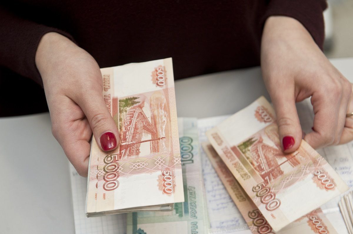 В Пермском крае медиана предлагаемой зарплаты по итогам июля составила 66,9 тыс. руб. За месяц она увеличилась на 5% и оказалась выше ожидаемой  60 тыс. руб. . Такие данные предоставил сервис онлайн-рекрутинга hh.ru.  В целом по России предлагаемая зарплата составила 79,6 тыс. руб., увеличившись на 5,5%.  В настоящее время на региональном рынке труда сохраняется умеренная конкуренция: на одну вакансию приходится 5,5 резюме — показатель увеличился на 0,5 пункта за месяц. В пресс-службе hh.ru отметили, что это меньше среднероссийского уровня на 0,5 пункта, а «показатель ниже 4,0 говорит о яркой нехватке кадров».  При этом работодатели до сих пор проявляют активность в сравнении с июнем — было открыто 18,2 тыс. вакансий. Тем временем активно ищут работу и соискатели: в июле они создали или обновили 99,3 тыс. резюме, что на 10% больше, чем в июне.  Источник    ЧП Пермь    Прислать новость