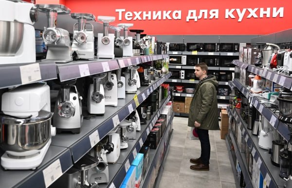 В третьем квартале 2025 года спрос на крупную бытовую технику снизился на 4 Эксперты отмечают что покупки в этой категории чаще носят характер замены а не первичного приобретения На спросе негативно сказываются экономическая ситуация и рост ключевой ставки который усложнил доступ к кредитам пишет Коммерсантъ Как отмечает издание при этом участники рынка фиксируют рост продаж техники на маркетплейсах более чем на 30 Например на Wildberries категория крупная бытовая техника считается одной из наиболее динамично развивающихся По словам представителя компании это связано со смещением фокуса потребителя в сторону более сложных крупногабаритных и дорогостоящих покупок на маркетплейсе Чаще покупают стиральные машины и холодильники подчёркивает газета Подписаться на Говорит Москва Telegram VK MAX