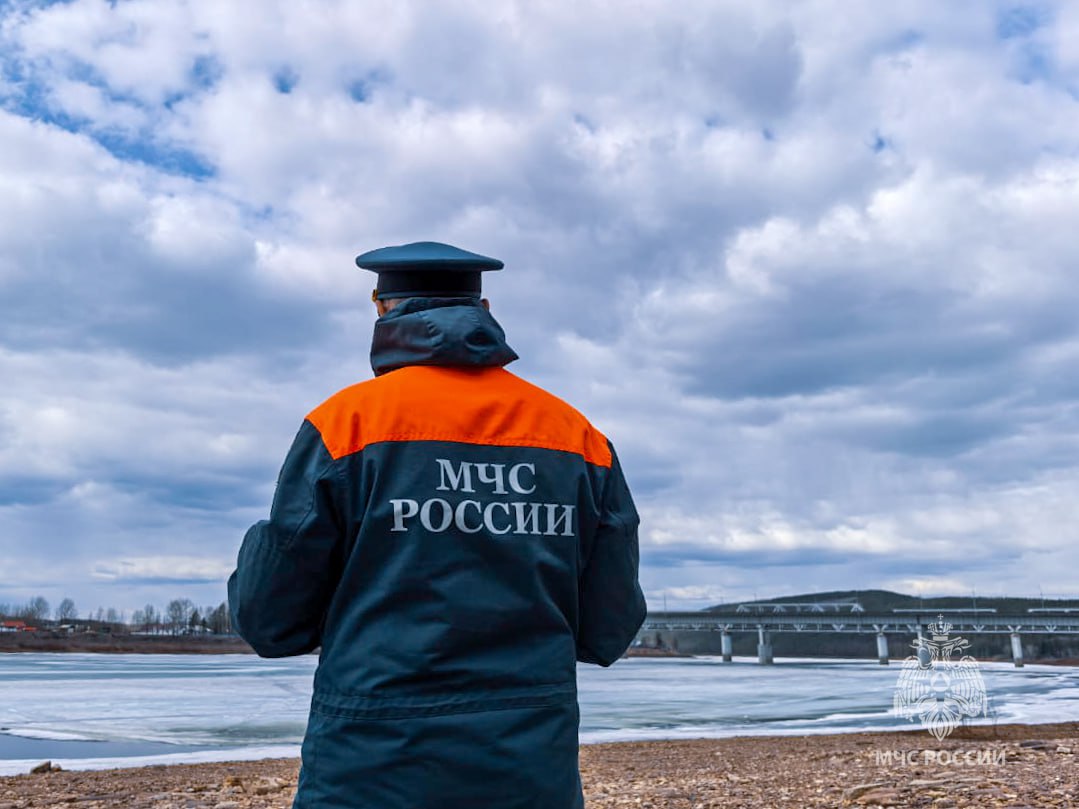Нижняя кромка ледохода на реке Лена находится в 121 км от Якутии Ледоход на реке Лена проходит по территории Иркутской области, до границы с Якутией —121 км. В среднем течении продолжается повышение уровней воды различной интенсивности. На участке Витим — Пеледуй отмечаются закраины и подвижки льда с различной интенсивностью. По уточненному прогнозу Якутского УГМС ледоход ожидается 4-6 мая, у города Ленск ледоход прогнозируется на 8-11 мая. Подробнее о гидрологической ситуации в республике читайте по ссылке. Фото: пресс-служба ГУ МЧС России по Якутии