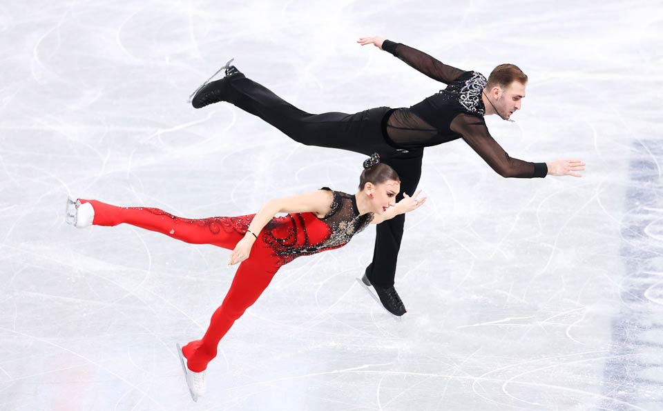 Грузинские фигуристы Лука Берулава и Анастасия Метелкина заняли первое место после короткой программы на чемпионате Европы по фигурному катанию в английском Шеффилде Пара получила 75 96 балла от судей что стало наивысшим результатом среди всех участников турнира Чемпион Европы определится завтра по итогам произвольной программы Соревнования начнутся сегодня в 22 00 тбс Sputnik Грузия Telegram Сайт VK OK Дзен MAX