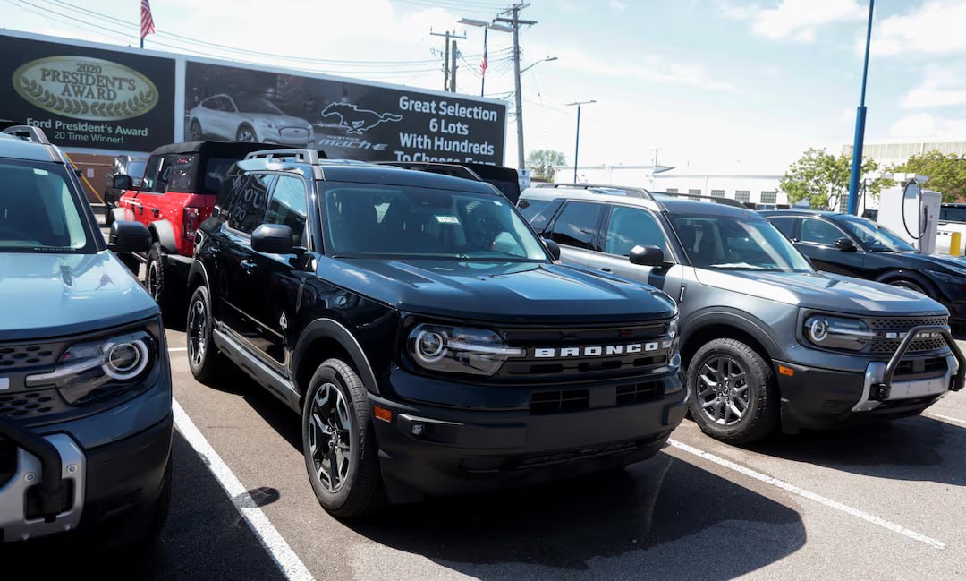 Ford повышает цены на автомобили, произведенные в Мексике – CBS Компания Ford Motor объявила о повышении цен на три модели, производимые в Мексике, что стало реакцией на введенные Дональдом Трампом 25-процентные тарифы на импорт автомобилей и автозапчастей. Цены на электрический внедорожник Mustang Mach-E, пикап Maverick и кроссовер Bronco Sport вырастут до $2 000, начиная с автомобилей, выпущенных после 2 мая 2025 года. Автомобили с обновленными ценниками поступят в дилерские центры в конце июня. #бизнес Больше новостей США здесь. Подписывайся!