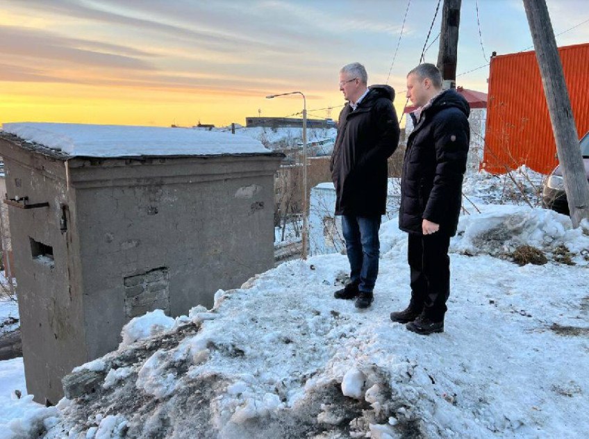 Губернатор Камчатки потребовал уволить заммэра Петропавловска-Камчатского  Губернатор Владимир Солодов проверил состояние парков, скверов, а также объектов благоустройства Петропавловска. Губернатор проверил набережную Авачинской бухты, парк «Индустриальный», скверы Строителей и на Войцешека, смотровую площадку на Высотной, а также участок дороги к лицею № 21 и лестничный переход между домами № 54-56 на улице Океанская.  По итогам осмотра глава региона потребовал от мэра краевой столицы Евгения Беляева освободить от должности руководителя, который отвечает за работу управления благоустройства горадминистрации.  «Мы специально без подготовки и предупреждения проехали по проблемным точкам в городе — по тем, о которых говорят жители. Мы видим, что город неухоженный и грязный. Большие проблемы с чисткой тротуаров, с содержанием новых объектов благоустройства. В сквере Строителей установлены хорошие фонари, но они не горят. А некоторые уже сняты. Город содержится ужасно. Необходимо менять систему, и без серьезных мер этого не получится», — сказал Владимир Солодов.  Губернатор также поручил мэру Евгению Беляеву раз в неделю без предупреждения проверять проблемные места в городе.