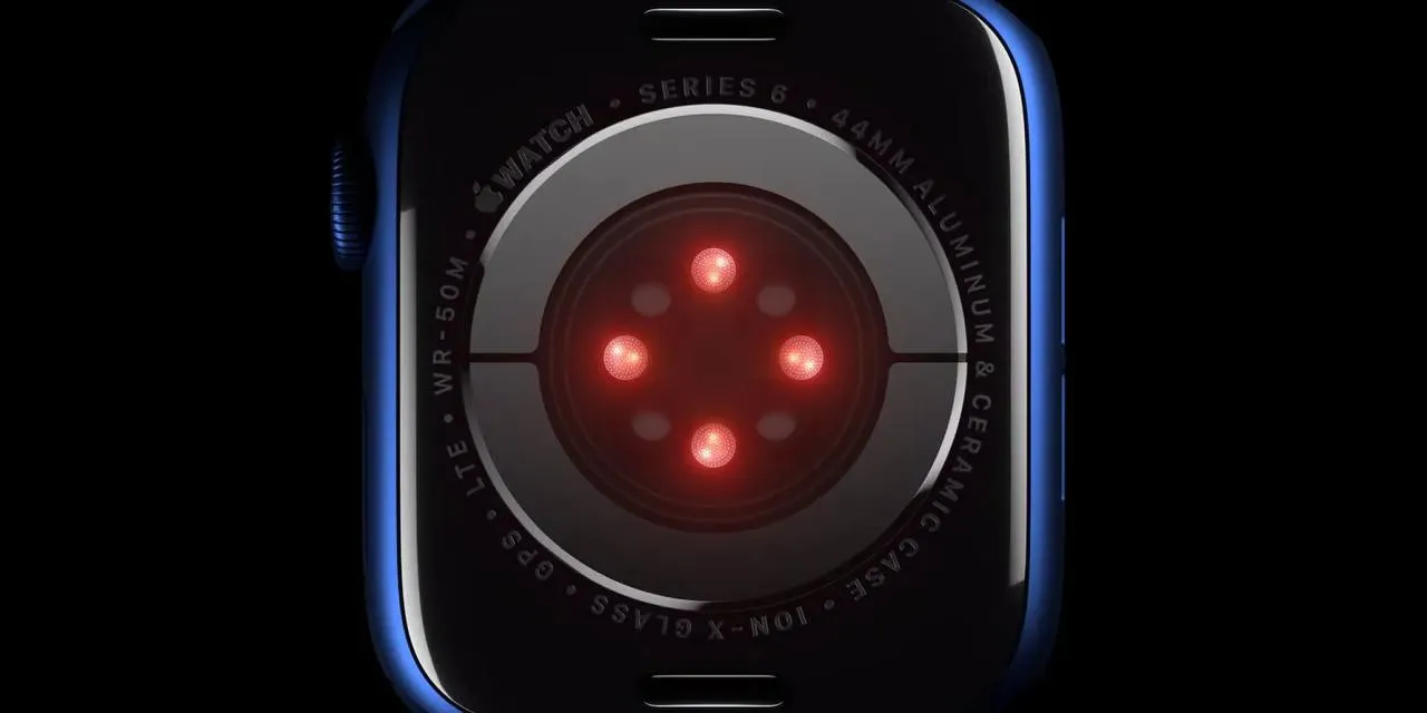 В Apple Watch может появиться новая функция контроля высокого давления и неинвазивный мониторинг глюкозы Digitimes сообщает что Apple передала на одобрение в FDA новую функцию уведомлений о высоком давлении для Apple Watch По словам инсайдера Сю Хана новая фишка заметно прокачает Apple Watch как медицинский гаджет Более того в очереди у Apple якобы находится и другая фишка а именно неинвазивный мониторинг уровня глюкозы в крови о котором давно ходят слухи Правда из отчёта неясно чем именно новое уведомление о давлении будет отличаться от уведомлений о гипертонии появившихся ещё в прошлогодней watchOS 26 9to5Mac и вовсе советует не спешить с выводами подробностей о работе датчика не приводится да и слухи о скором прорыве Apple в мониторинге глюкозы пока ничем не подкреплены Поскольку в Apple Watch Series 12 каких либо значимых обновлений не ожидается вполне возможно что компания приберегла новшества для Watch Ultra 4