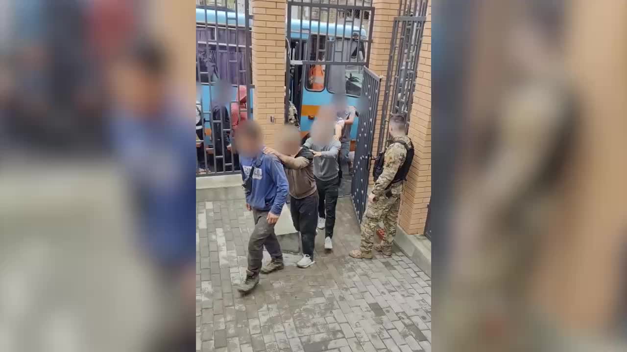 Запрет на въезд в Россию для трех мигрантов на 50 лет из-за нарушения миграционных правил