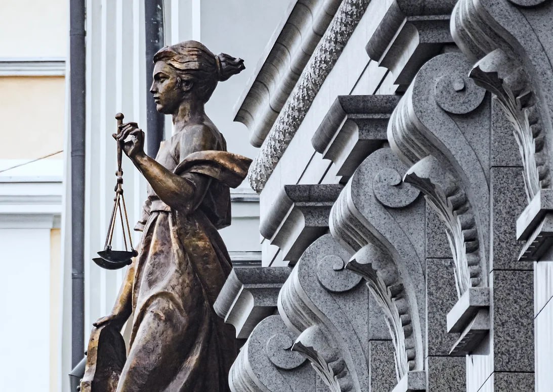 Дело экс руководителя исполкома Актанышского района передано в суд По версии следствия фигурант работая первым замруководителя исполкомитета Муслюмовского муниципального района получил от восьми предпринимателей 95 тыс руб за размещение их торговых палаток во время праздников Также глава исполкома Актанышского района получил от представителя фирмы взятку на сумму 1 млн руб в виде материалов монтажа витражей и входных групп в магазине своей супруги в Муслюмово за содействие в заключении договоров Фото Коммерсантъ Константин Кокошкин kommersantkazan