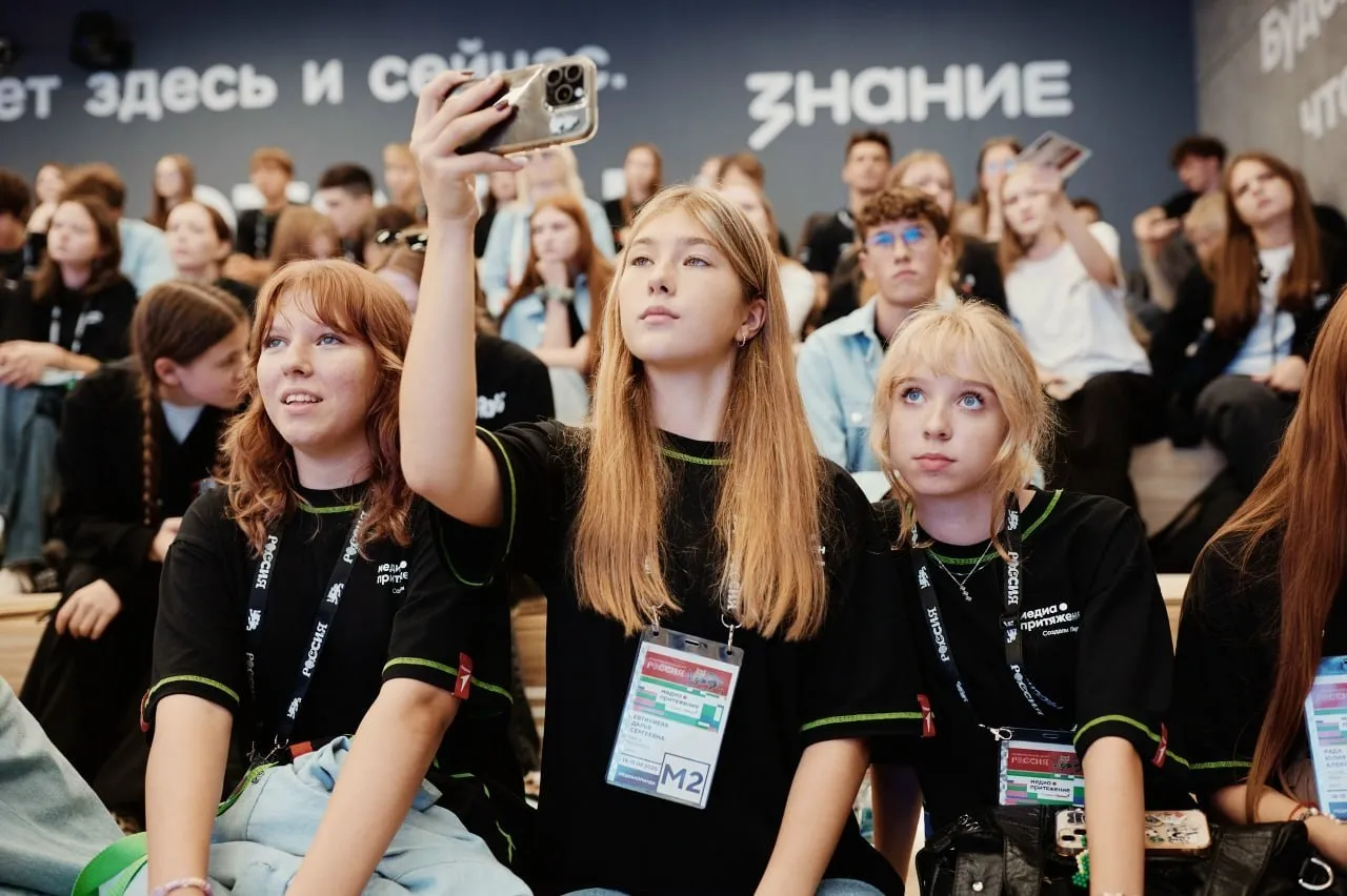 Тюменцев приглашают освоить медианавыки в федеральном проекте Стартовал прием заявок на всероссийский проект Движения Первых МедиаПритяжение В рамках него школьники студенты наставники и родители со всей страны освоят актуальные медианавыки научатся работать с информацией снимать и монтировать видео а также попробуют себя в роли репортеров продюсеров и блогеров Заявки принимаются до 30 апреля по ссылке Номинации МедиаМастер для начинающих блогеров в возрасте от 14 до 17 лет МедиаПрофи для молодежи 18 25 лет МедиаКоманда для тех кто любит работать совместно с единомышленниками МедиаЦентр для участников профильных объединений детских и молодежных коллективов имеющих техническое оснащение Участники проходят региональный отбор затем лучшие команды и авторы выходят в полуфинал и финал Победители отправятся в Москву на торжественную церемонию награждения которая пройдет в Национальном центре Россия а также получат ценные призы Тюменское отделение Движения Первых Подписывайтесь на нас в МАХ