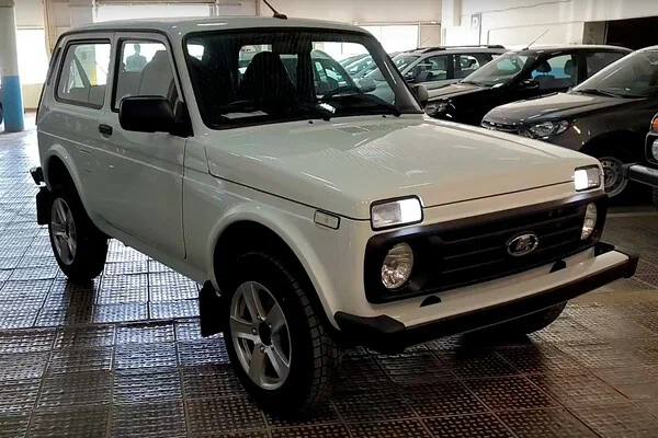 ‍ АвтоВАЗ показал новый дизайн классической Lada Niva Legend  Лампы накаливания заменили на светодиоды. Они были желтого цвета, теперь они окрашены в белый цвет.  Дизайнеры очень старались