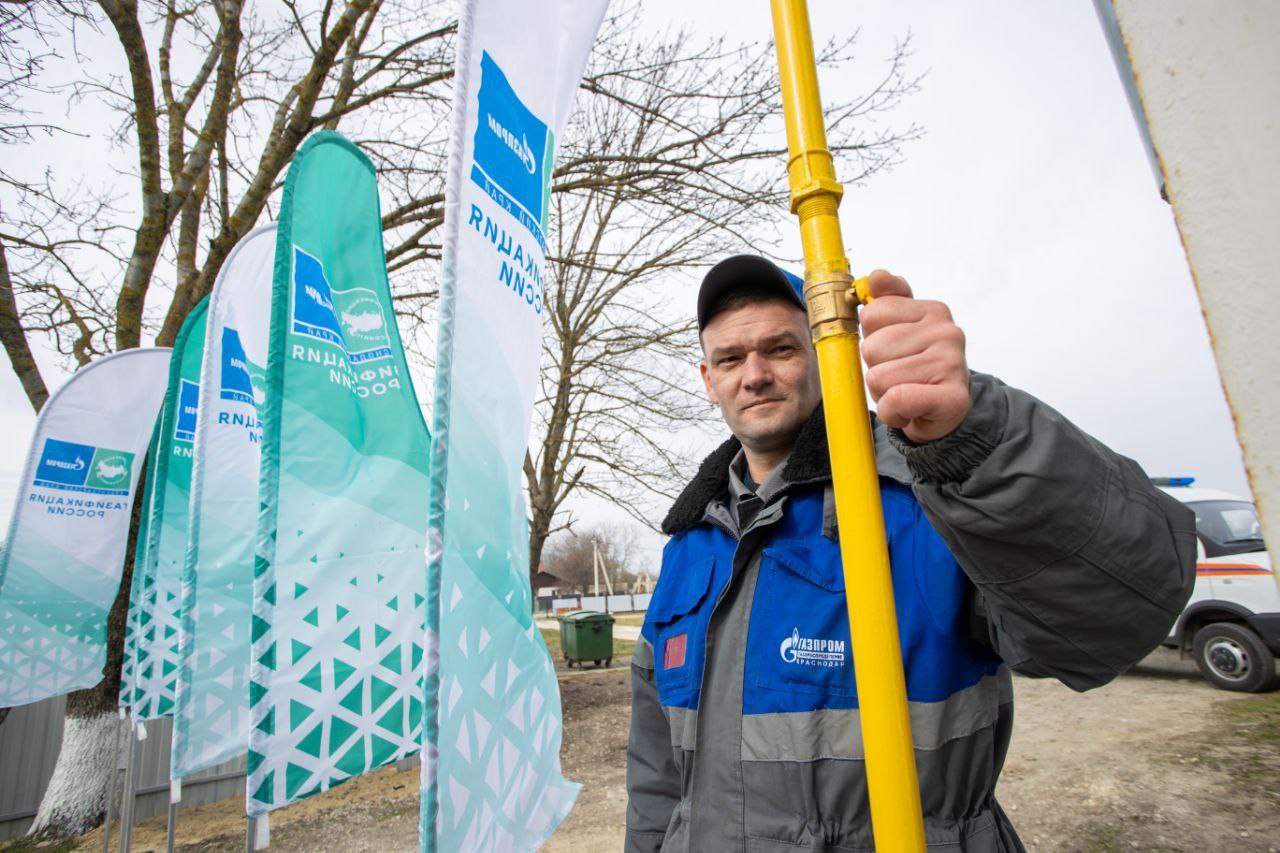 В Анапе активно реализуется программа социальной догазификации в рамках которой газ бесплатно подводят до границ земельных участков с жилыми домами На сегодняшний день в муниципалитете подано свыше 12 5 тысячи заявок на участие в программе Из них почти 10 тысяч принято в работу заключено более 9 8 тысячи договоров Работы до границы участка включая пуск газа выполнены по почти 9 тысячам адресов а подключено более 5 2 тысячи домовладений По темпам реализации Анапа стабильно входит в число лидеров региона ежедневно прокладывается от 150 до 500 метров газораспределительных сетей что позволяет увеличивать количество подключений во всех сельских округах Участники программы получают возможность бесплатного подведения газа до границ участка а также могут воспользоваться мерами поддержки компенсацией части расходов на проектирование и проведение внутридомовых сетей приобретение оборудования и приборов учёта В крае подано более 154 тысяч заявок принято свыше 113 тысяч заключено около 109 тысяч договоров Работы до границ участков выполнены по более 90 тысячам адресов По всему Краснодарскому краю к газу уже подключено более 63 тысяч домовладений и программа продолжает активно расширяться Мы в Мах