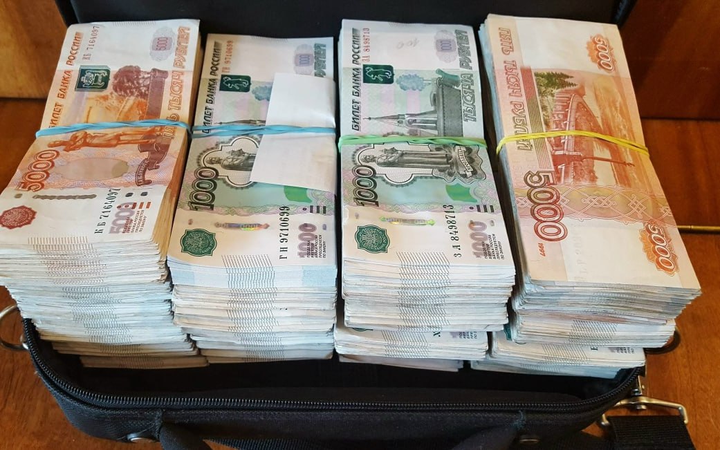 Россиян обяжут раскрывать происхождение от 10 тыс долларов в рублях при их вывозе в страны ЕАЭС Исключение вывоз через международные аэропорты РФ При этом физлицо должно уведомить таможенные органы Уведомление о вывозимой валюте должно в том числе содержать сведения об источнике ее происхождения и предполагаемом использовании Если же общая сумма вывозимых рублей превысит эквивалент 100 тыс долларов к уведомлению также должны быть предоставлены документы подтверждающие происхождение денег Для юрлиц и ИП недекларируемого минимума не будет любую сумму наличных рублей они смогут вывозить только через международные аэропорты с уведомлением таможенных органов Ограничения на вывоз из России наличных рублей и золота в слитках будут введены 1 сентября одним президентским указом и действовать по схожим принципам fatcat18