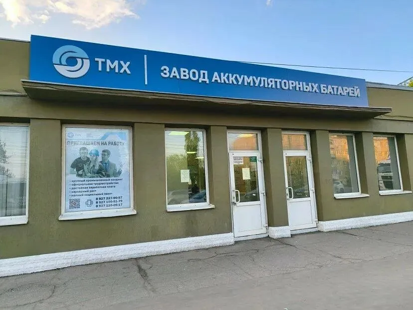 В Саратовской области начнут выпускать и тестировать умные батареи для электротранспорта Они могут накапливать большую мощность и снижать потребление энергии от контактной сети Такие батареи станут новым решением для электропоездов трамваев и даже метро Об этом рассказали в пресс службе регионального правительства Специалисты Центра перспективных технологий Трансмашхолдинга и саратовского Завода аккумуляторных батарей разработали умные батареи которые способны самостоятельно управлять режимами заряда и разряда Такие энергонакопители могут быть использованы для питания метро пригородных поездов маневровых тепловозов и электровозов трамваев подвижного состава для систем легкого рельсового транспорта и тяговых подстанций Подобные накопители будут выпускаться на территории Саратовской области Для этого имеются необходимые условия для производства и тестирования