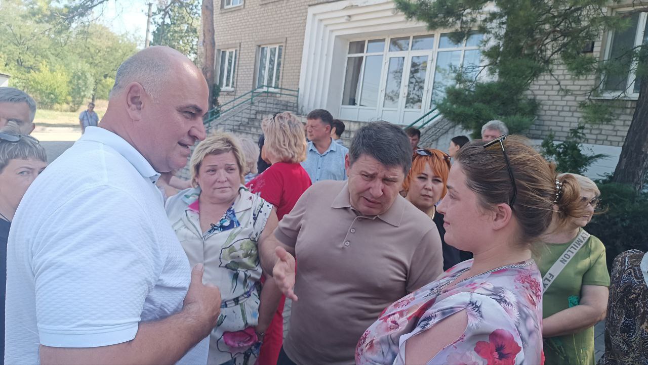 Наталья Бурцева приняла участие в сходе с жителями посёлка Ясиновка городского округа Макеевка  Обсудили проблемные вопросы: перепады напряжения, движение автобусов по маршрутам 37 и 37-А,  ремонт  дорог. Большой радостью для жителей Ясиновки стали новые участки асфальтового покрытия по направлению к железнодорожному вокзалу, а также по улицам Советской, Ленина и Кирова. В этом году уделяется особое внимание ремонту основных направлений, которые соединяют наши посёлки с городом. Это важно для макеевчан, - Наталья Бурцева.  По поручению Главы ДНР, секретаря Донецкого регионального отделения «Единой России» Дениса Пушилина депутаты Народного Совета продолжают проводить встречи с жителями для решения проблем.  #Депутатский_контроль #Вода #Чат_бот_Главы