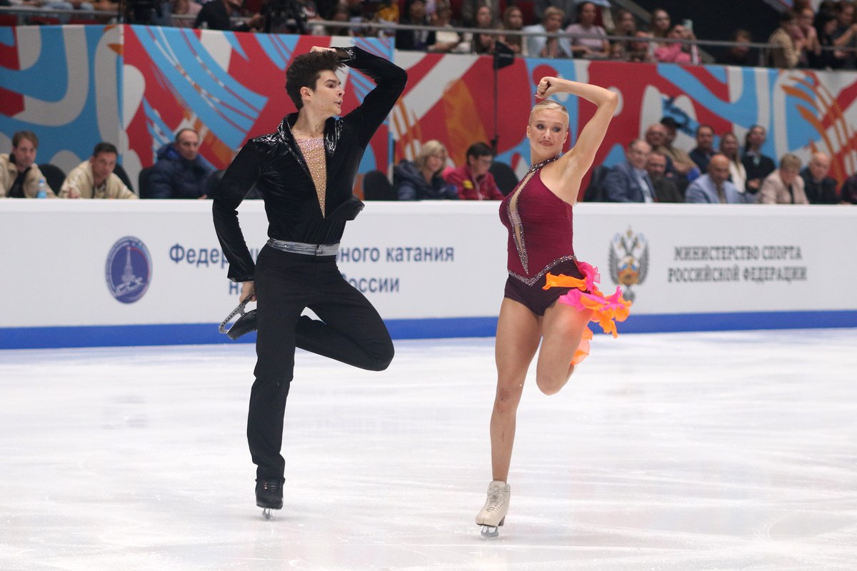 Российская фигуристка Софья Леонтьева перенесла операцию из за инфекции попавшей в рану на руке Об этом РИА Новости сообщил ее тренер Александр Свинин Леонтьева выступает в танцах на льду в паре с Даниилом Горелкиным Из за проблем со здоровьем партнерши фигуристы снялись с этапа Гран при России в Москве который стартует 15 ноября У Сони к сожалению случился порез руки во время проката произвольного танца Они его докатали и порез был не очень глубокий поэтому сначала ничего критичного не было Но затем в ране пошла инфекция сказал Свинин Леонтьева перенесла операцию и все еще находится в больнице Очень обидно что так случилось ребята были прекрасно готовы хотели выступить в Москве По дальнейшим соревнованиям будем смотреть по ходу восстановления добавил тренер В нынешнем сезоне Леонтьева и Горелкин заняли второе место на этапе Гран при России в Магнитогорске Global Look Press Подписаться на РБК Спорт