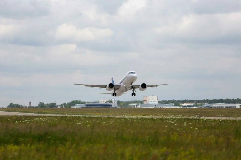 В Иркутске пройдут сертификационные наземные испытания самолёта МС-21 В летных испытаниях по программе импортозамещения будут участвовать два опытных борта. Ранее в Жуковском была протестирована работа радиоэлектронного оборудования первого самолёта. Эксперты дали свою оценку работе систем. IrkutskMedia Прислать новость