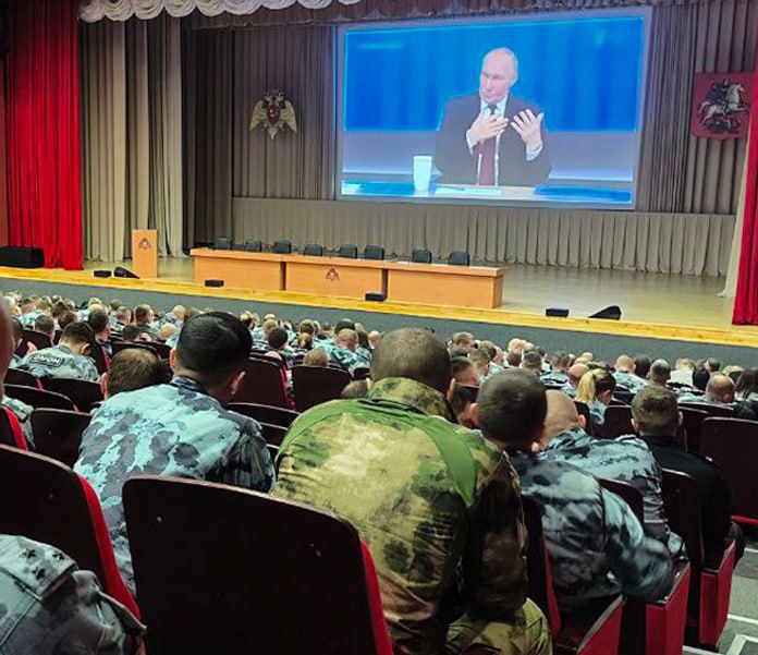 В зале общественно-спортивного комплекса Главного управления Росгвардии по городу Москве для личного состава организован просмотр прямой линии и большой пресс-конференции с Президентом России Владимиром Путиным.  #Росгвардия