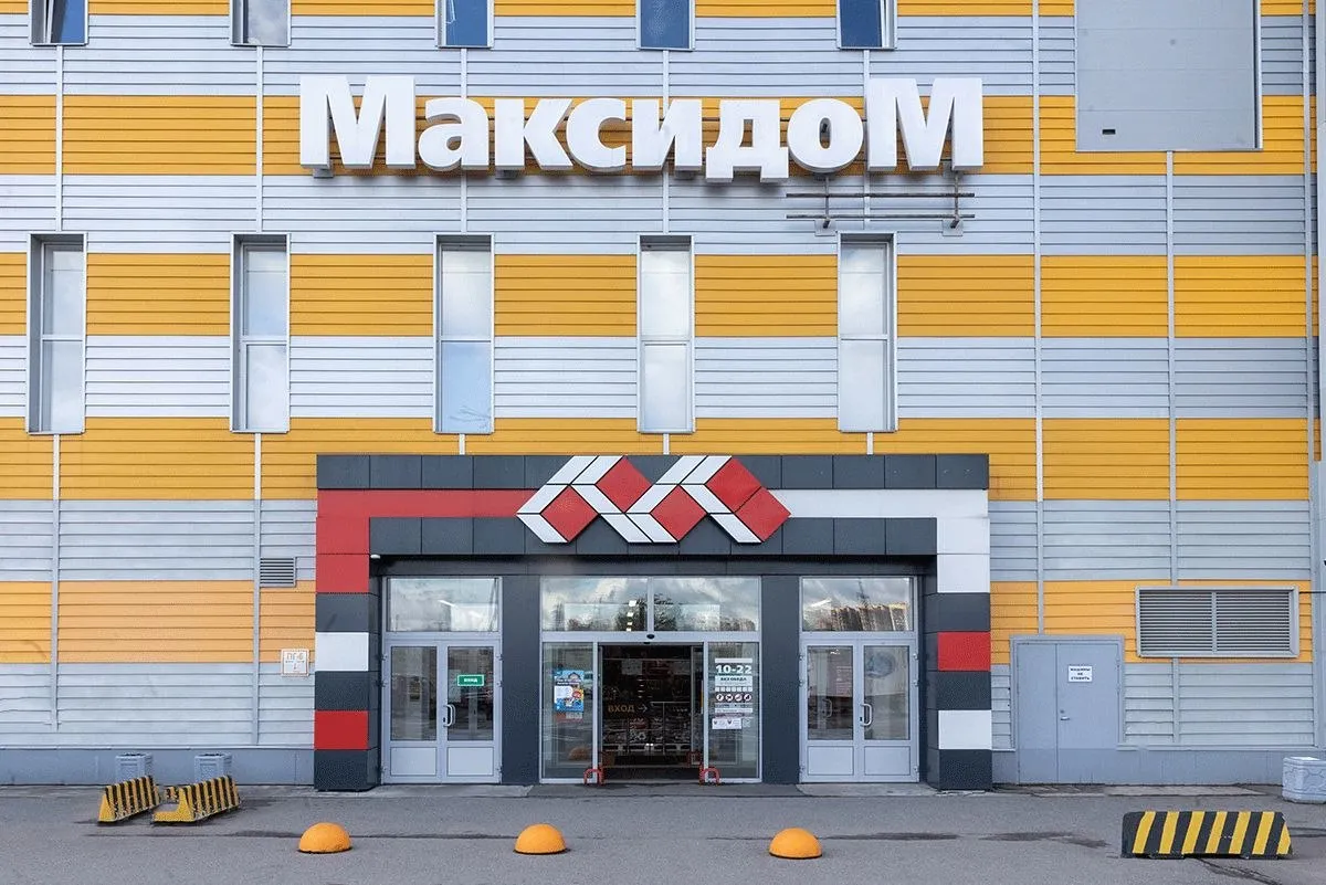 Сети DIY закрывают двери Игроки рынка стали сокращать свои точки в 2025 году Про причины уже все давно понятно и расписано снижение потребительской активности и ввода нового жилья переход на маркетплейсы так что ничего нового только важные цифры от Infoline Строительный двор проявил радикальную решительность и закрыл сразу 98 точек минус 23 сети за год Бывшая Obi Домлента избавилась от 12 точек Максидом окончательно попрощался с эпохой Castorama закрыт последний магазин под этим брендом а общее количество точек сети снизилось до 30 Совокупные продажи по рынку тоже просели на 2 до 1 15 трлн руб Даже гигант Лемана Про потерял 6 выручки год к году а тройка юрлиц Obi потеряла 10 MAX Дзен VK Telegram МагМаг Новости ритейл аналитика DIY retail