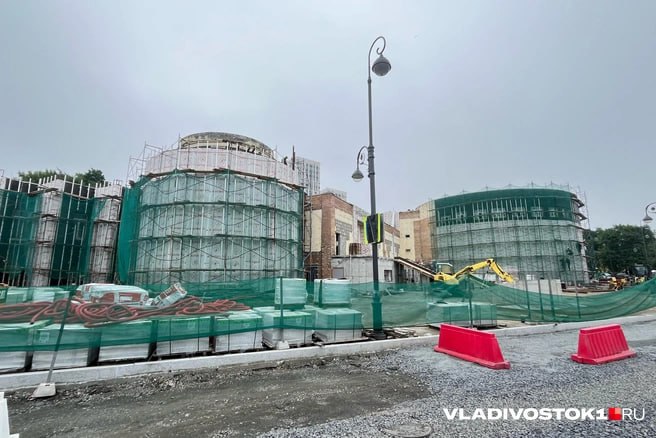 Ещё 250 миллионов рублей выделили на Национальный центр «Россия» во Владивостоке, такое решение озвучили на очередном заседании Законодательного собрания Приморского края.  Сколько конкретно потратят на переделку бывшего океанариума на Батарейной, неизвестно. Эти 250 миллионов рублей целевые, а значит на другие расходы их потратить нельзя. Первую очередь центра хотят открыть уже на ВЭФ в начале сентября.   Подписаться