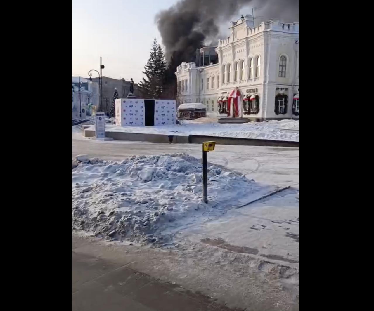 Столб черного дыма поднялся над центром Омска В центре Омска сегодня в районе полудня произошло возгорание Высокий столб черного дыма поднялся над стройплощадкой на улице Ленина Как выяснилось горел утеплитель в здании которое находится на реконструкции По информации МЧС сигнал о пожаре поступил в 11 08 Возгорание площадью около 10 квадратных метров успели потушить до приезда пожарных На место все равно выехали два расчета семь человек и две единицы техники К их прибытию открытого пламени уже не было Скриншот с видео из паблика Инцидент Омск Написать в редакцию можно здесь gorod55ru