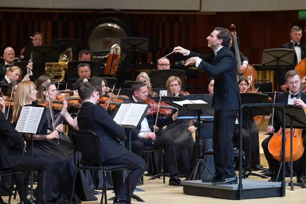 Челябинский симфонический оркестр выступит с мировыми звездами в московском Зарядье Концерт приурочен к 92 летию с момента образования региона На одну сцену с южноуральскими музыкантами выйдут оперная певица Хибла Герзмава и пианист Денис Мацуев Также в мероприятии примут участие Екатерина Мочалова домра Борислав Струлёв виолончель Андрей Иванов контрабас Давид Ткебучава ударные Артисты готовят специальную программу которая будет включать в себя музыку из известных советских кинофильмов написанные Александрой Пахмутовой Эдуардом Артемьевым Андреем Петровым и американского мюзикла Вестсайдская история Леонарда Бернстайна Этот выступление на сцене Зарядья станет шестым для челябинского оркестра Концерт в столице состоится 23 января Зрительский ажиотаж высокий к этому моменту почти все билеты уже раскуплены Подписывайтесь на Вести Южный Урал в MAХ