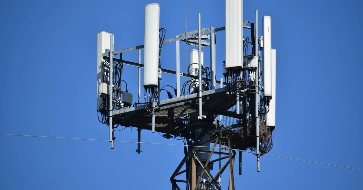 "Ростех" не справился с импортозамещением 4G. Компания "Спектр" Ростех приостановила работы над проектом по разработке базовых станций 4G из-за "неопределённости с целевым финансированием". В аудиторской записке к отчетности компании за 2024 год сказано, что она продолжает оставаться участником "дорожной карты" проекта 4G, однако целевое финансирование не доведено. В прошлом году, как пишет "Ъ", "Спектр" уже отказался от разработки базовых станций 5G и вернул 3,7 млрд рублей из выделенной на разработку субсидии в размере 4,4 млрд рублей. А согласно "дорожной карте" проекта "Современные и перспективные сети мобильной связи на период до 2030 года", на разработку БС в 2021–2030 годах планировалось выделить 11,8 млрд рублей, в том числе 4,2 млрд рублей из бюджета. ООО "Спектр", как сообщается, столкнулось с рядом негативных факторов: отсутствие выручки и наличие убытков; приостановление проекта 5G, а также связанных с ним НИОКР; недоведение финансирования по проекту 4G; неспособность погасить оставшуюся кредиторскую задолженность в связи с отсутствием выручки. И действительно, 2024 год компания завершила с нулевой выручкой и убытками в размере 155 млн рублей. Её даже попытались признать банкротом, но вместо этого было заключено мировое соглашение. А в ноябре прошлого года АО "ОПК" потребовало от "Спектра" 65 млн рублей, в феврале 2025-го иск был удовлетворен полностью. Очевидно, дела у компании идут не очень хорошо. ™ МашТех