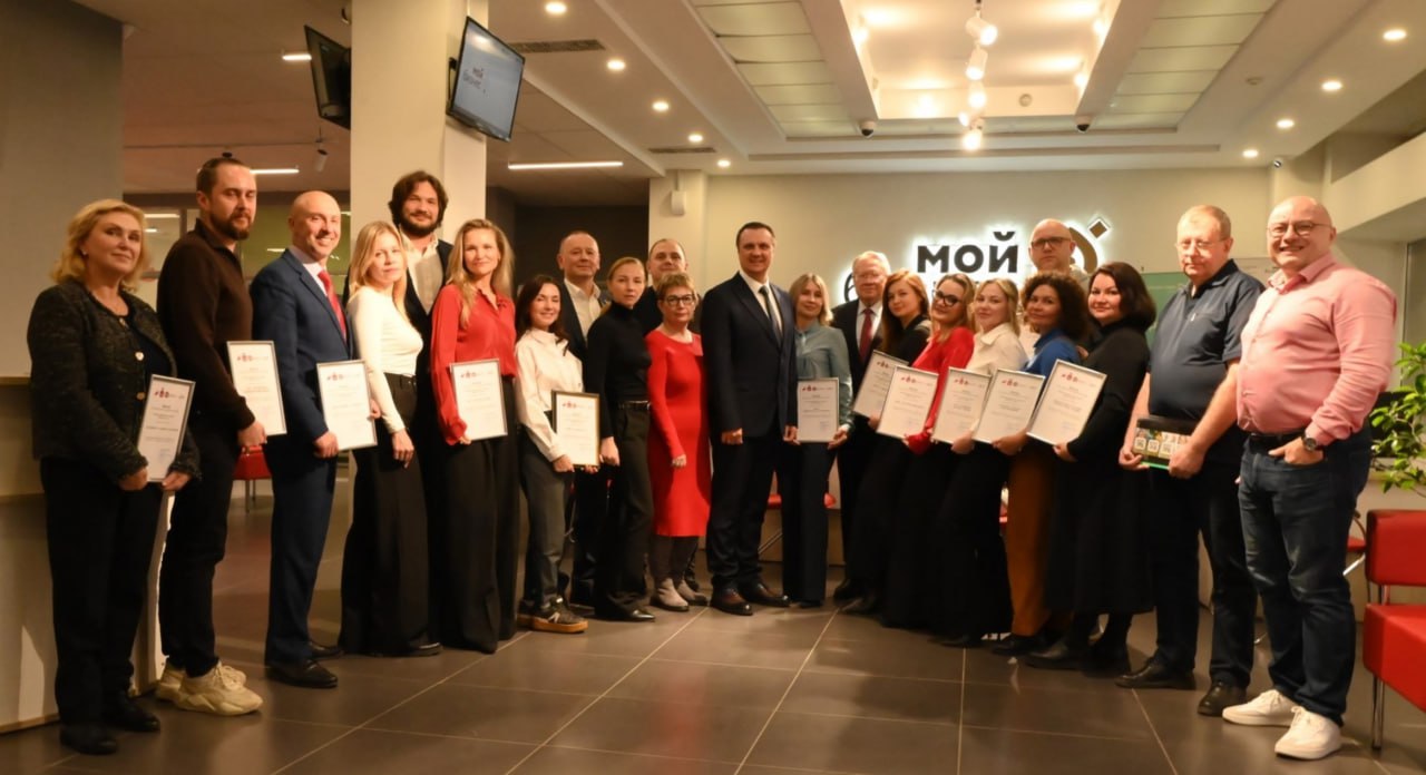 В Перми завершился первый в России региональный акселератор по медицинскому туризму Свои проекты экспертному жюри представили 12 организаций Это уже третий подобный акселератор в стране после Москвы и Санкт Петербурга но первый в котором активное участие приняли не только медицинские организации но и туристические компании На протяжении шести недель участники проходили интенсивное обучение под руководством федеральных экспертов учились разрабатывать стратегии продвижения осваивали модели работы с пациентами и стандарты сервиса Итогом акселератора стала публичная защита разработанных пакетных предложений Эти проекты лягут в основу регионального проекта по медицинскому туризму Проведение акселератора подтверждает статус Пермского края как одного из пионеров в системном развитии медицинского туризма в России Создание рабочих связей между клиниками и туроператорами а также запуск конкретных продуктов позволит привлечь в регион дополнительный поток гостей МинТуризмаПК медицинскийтуризм