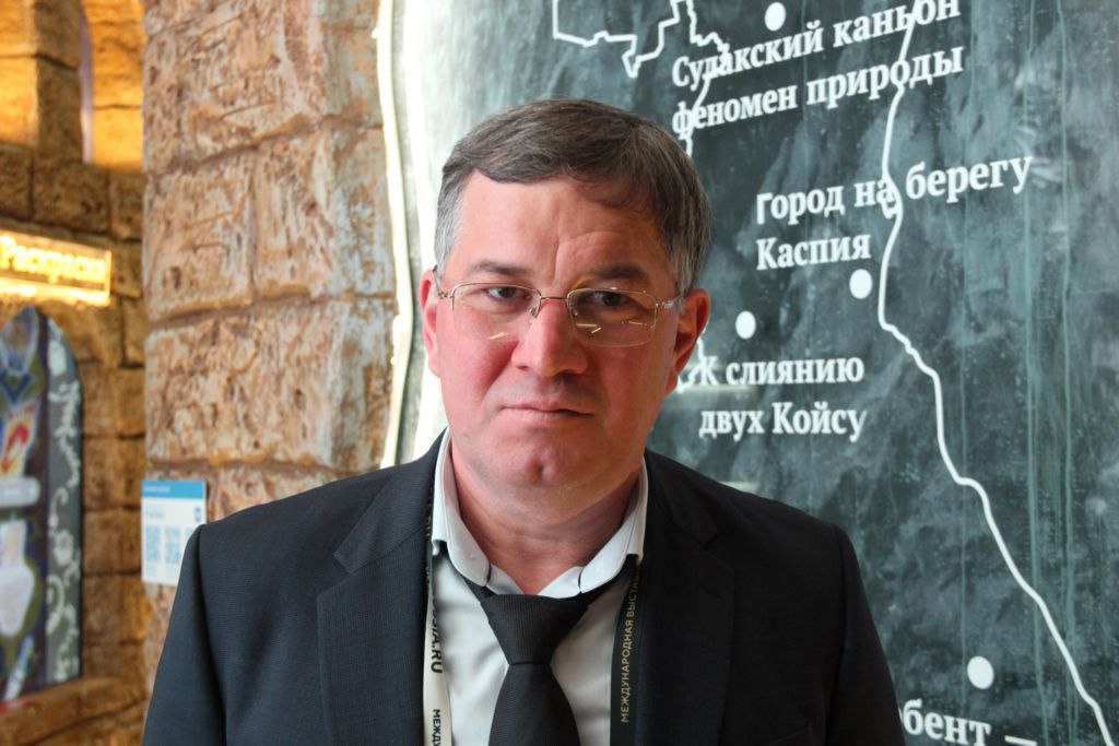 Глава Карабудахкентского района Махмуд Амиралиев задержан. Об этом сообщает источник "Черновика" в силовых структурах. По предварительным данным, Амиралиев был отозван со службы в зоне СВО, куда внезапно уехал примерно месяц назад. Вчера он был приглашен на допрос в органы следствия и по итогу допроса был задержан. Главе района вменяют на данный момент превышение должностных полномочий и мошенничество. Официальных данных о задержании Амиралиева нет. Махмуд Амиралиев является племянником экс-госсекретаря Дагестана Магомед-Султана Магомедова. У последнего на позапрошлой неделе прошли обыски, а по антикоррупционному иску Генпрокуратуры обращено в собственность государства всё имущество. Подписаться на "Черновик" 2.0 Обратная связь: