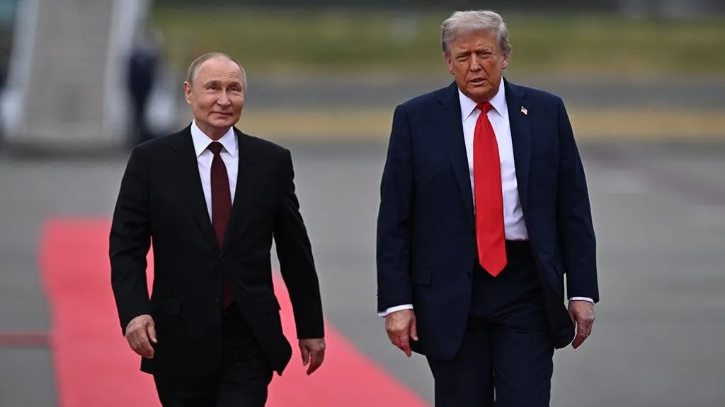 Путин и Трамп провели переговоры длительностью полтора часа Об этом сообщил помощник президента Юрий Ушаков Первым делом российский президент высказал слова поддержки в связи с покушением на американского коллегу Путин решительно осудил это преступление Было упомянуто что опасный инцидент произошёл накануне дня рождения Мелании Трамп поздравления наш президент также передал Конечно обсудили и международную повестку в частности ситуацию вокруг Ирана Путин считает правильным прекращение огня это поможет переговорам и стабилизации обстановки При этом Путин обратил внимание на пагубные последствия если силовое противостояние продолжится Обсудили и Украину Трамп в очередной раз заявил что сделка уже близка По просьбе хозяина Белого дома Путин рассказал о ситуации на линии боевого соприкосновения где наши войска теснят врага Обсудили возможность прекращения огня по случаю годовщины Победы Трамп поддержал эту инициативу нашего президента По традиции в конце разговора президенты выразили готовность продолжать контакты как личные так и через помощников Юнашев LIVE теперь и в МАХ Задать вопрос