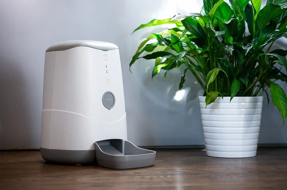 Россиян предупредили о том что хакеры могут взламывать умные кормушки для питомцев и собирать данные Так как рассказали РИА Новости в Kaspersky ICS CERT после взлома они могут использовать кормушки для слежки за людьми собирая конфиденциальную информацию о них Также мошенники могут задействовать этот кейс в качестве точки входа во внутреннюю сеть для кибератак на другие устройства например компьютеры Через умные кормушки они могут также создать и ботнет сеть захваченных гаджетов для DDoS атак или майнинга криптовалют Подписаться на РИА Новости экономика Все наши каналы